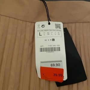 Zara skirt color is peach